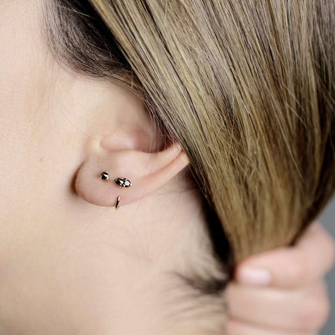 REVERSE DOUBLE BLACK DIAMON HUG EARRING